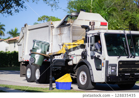 美國一般家庭垃圾收集場景 美國一般家庭垃圾收集場景 128835435