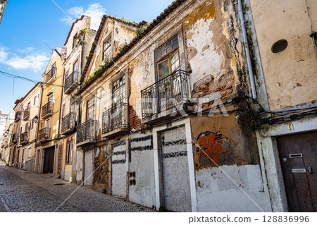 Narrow street Travesia Porta do Sol in the old town of Setubal in Portugal 128836996
