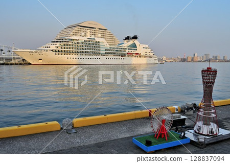 停泊在神戶港的遊輪 Seabourn Quest 128837094