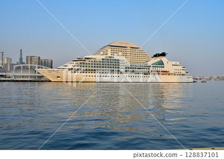 Cruise ship Seabourn Quest anchored in Kobe Port 128837101