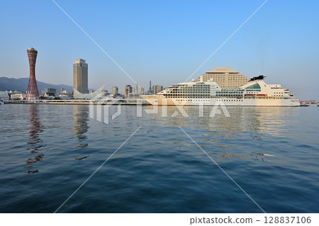 停泊在神戶港的遊輪 Seabourn Quest 128837106