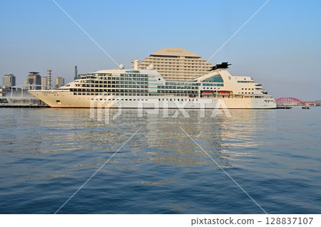 Cruise ship Seabourn Quest anchored in Kobe Port 128837107