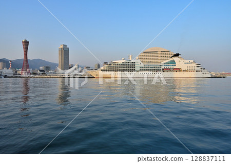 Cruise ship Seabourn Quest anchored in Kobe Port 128837111
