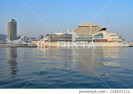 Cruise ship Seabourn Quest anchored in Kobe Port 128837112