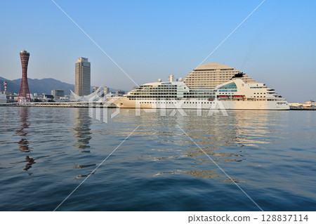 停泊在神戶港的遊輪 Seabourn Quest 128837114