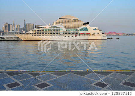 Cruise ship Seabourn Quest anchored in Kobe Port 128837115