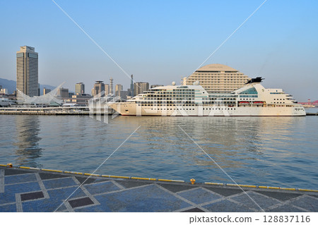停泊在神戶港的遊輪 Seabourn Quest 128837116