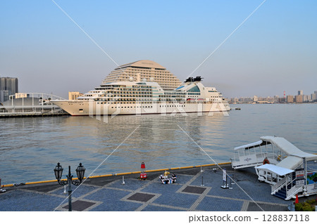 停泊在神戶港的遊輪 Seabourn Quest 128837118