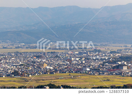 Echigo Tokimeki Railway: A city seen from the mountains 128837310