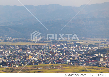 Echigo Tokimeki Railway: A city seen from the mountains 128837312