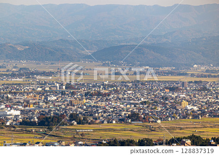 Echigo Tokimeki Railway: A city seen from the mountains 128837319