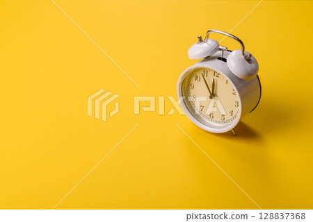 Vintage alarm clock as a conceptual background for deadlines for tasks in business 128837368