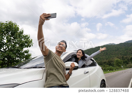 Couple taking a selfie during their road trip 128837488