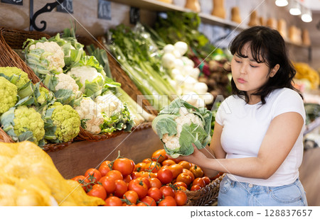 Young asian girl choosing cauliflower in eco food store 128837657