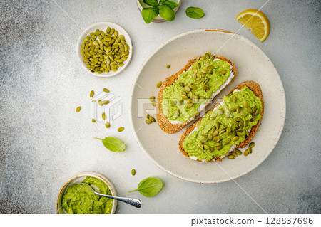 Healthy avocado toast 128837696