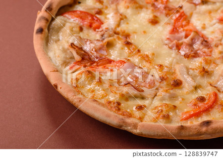 Italian pizza with chicken and bacon, cheese, tomatoes and sauce 128839747