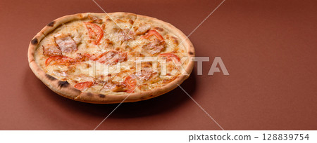 Italian pizza with chicken and bacon, cheese, tomatoes and sauce 128839754