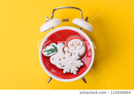 Christmas, gingerbread or biscuits on a plate on a clock. Christmas time conceptual background 128840664