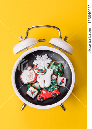 Christmas, gingerbread or biscuits on a plate on a clock. Christmas time conceptual background Christmas, gingerbread or biscuits on a plate on a clock. Christmas time conceptual background 128840665