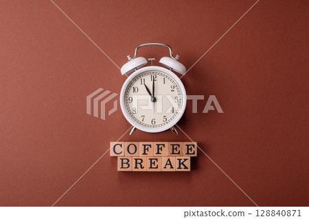 Alarm clock and coffee break lettering as a conceptual backdrop for a work break or meeting Alarm clock and coffee break lettering as a conceptual backdrop for a work break or meeting 128840871