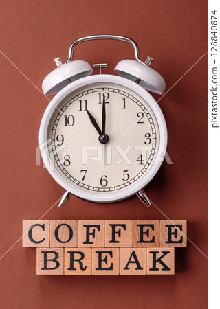 Alarm clock and coffee break lettering as a conceptual backdrop for a work break or meeting Alarm clock and coffee break lettering as a conceptual backdrop for a work break or meeting 128840874