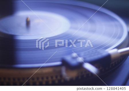 old vinyl record with clipping path. Close up at the needle on turntable old vinyl record with clipping path. Close up at the needle on turntable 128841405