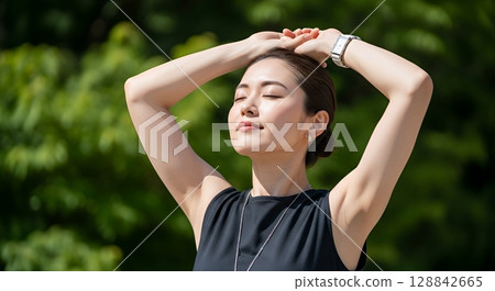 放鬆在公園的一名婦女 128842665