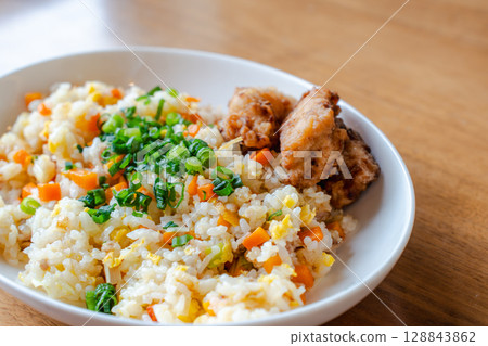 炒飯和炸雞的色彩繽紛午餐 炒飯和炸雞的色彩繽紛午餐 128843862