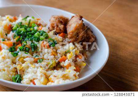 炒飯和炸雞的色彩繽紛午餐 128843871