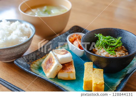 納豆飯和味噌湯的日式早餐 納豆飯和味噌湯的日式早餐 128844131