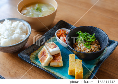 納豆飯和味噌湯的日式早餐 128844132