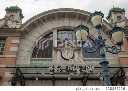 [韓國]首爾站的傳統磚牆外牆和復古的路燈 128845236