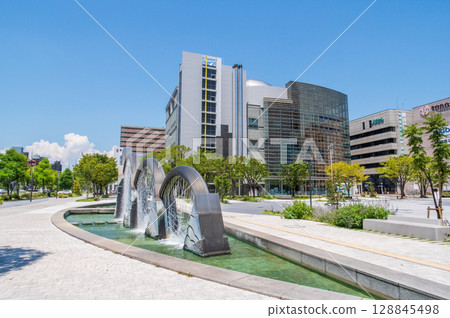 四日市立公園的象徵噴泉“七海之橋” 四日市立公園的象徵噴泉“七海之橋” 128845498