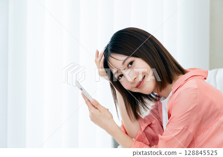 看智能手機的少婦 128845525