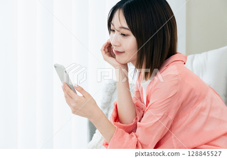 看智能手機的少婦 128845527