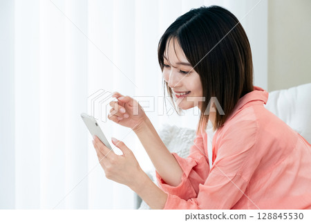 看智能手機的少婦 128845530