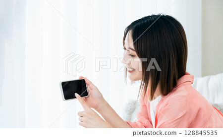 看智能手機的少婦 128845535