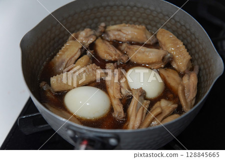 Making stewed chicken wings 128845665