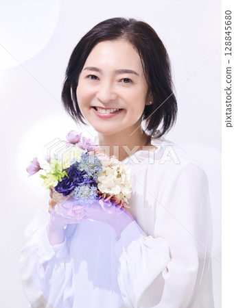 拿著花束的美女中年婦女 128845680