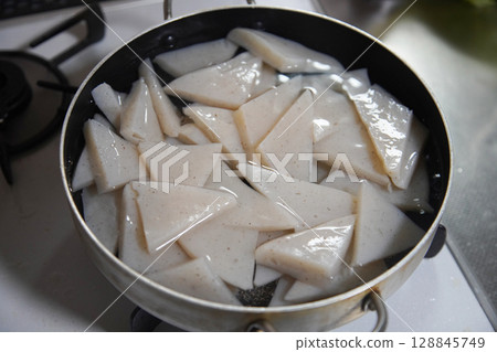 Boiling konnyaku Boiling konnyaku 128845749