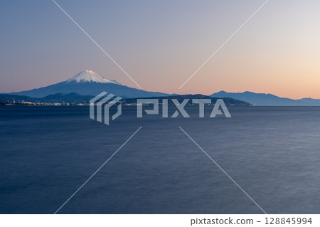 從燒津市石津浜眺望富士山、日本平山、相鷹山，籠罩在清晨的寂靜之中 128845994