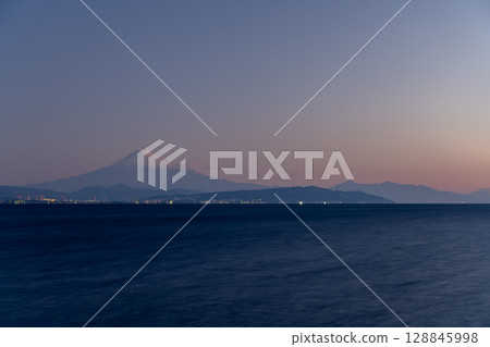 從石津浜(燒津市)看到的黎明前的富士山 從石津浜(燒津市)看到的黎明前的富士山 128845998