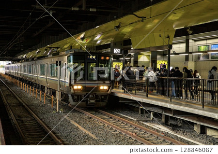 The Sagano Line platform at Kyoto Station is crowded with passengers. 128846087