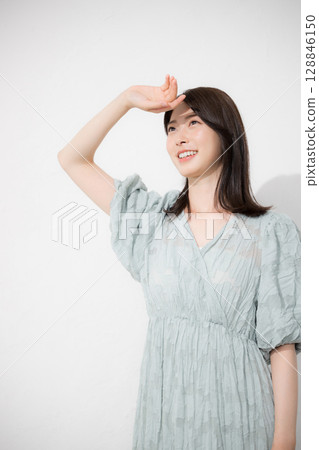 一名身穿短袖的女性試圖在夏天保護自己免受陽光照射,在春夏季保護自己免受紫外線照射 一名身穿短袖的女性試圖在夏天保護自己免受陽光照射,在春夏季保護自己免受紫外線照射 128846150