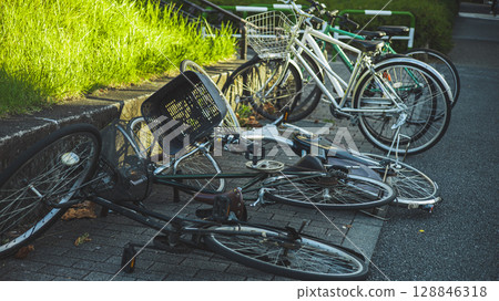 翻倒的自行車、自行車停車場、強風 翻倒的自行車、自行車停車場、強風 128846318