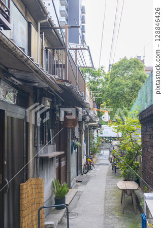 大阪日本橋黑門市場小巷裡的一排房屋 128846426