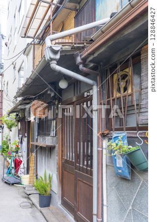 A row of houses in an alley at Kuromon Market in Nihonbashi, Osaka 128846427