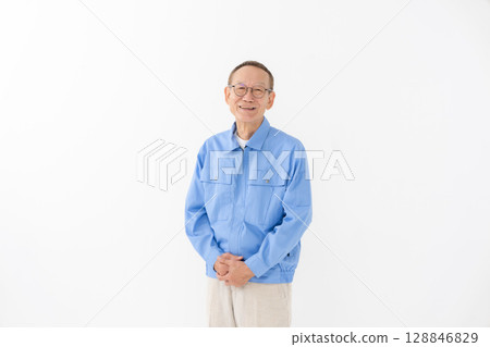 A man wearing work clothes 128846829