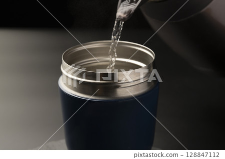 將沸水倒入湯罐中並加熱。 128847112