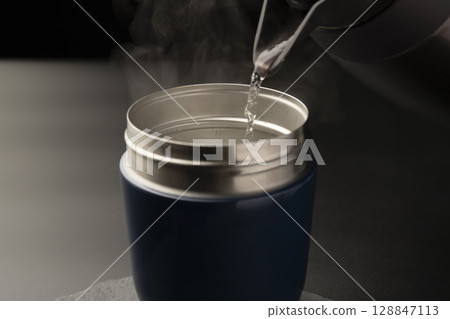 將沸水倒入湯罐中並加熱。 128847113